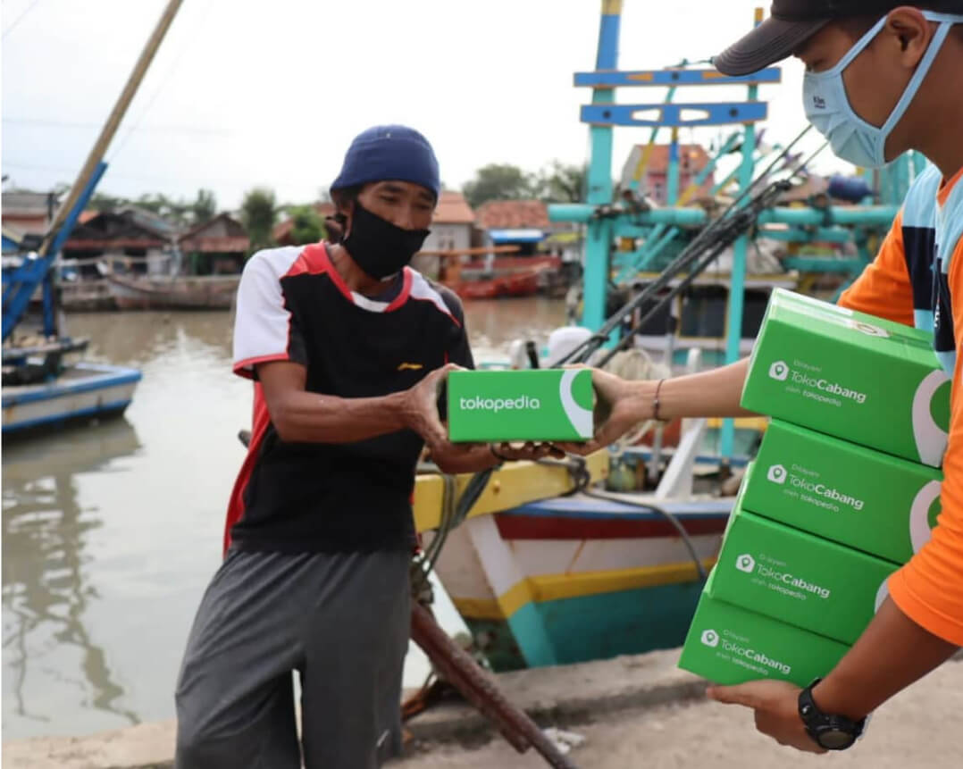 Membantu sesama lewat Top Donasi